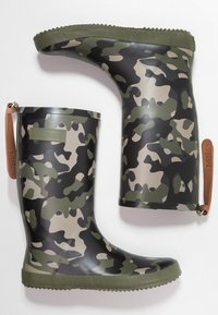 Camouflage rubber laarzen in groene en zwarte tinten, met een gestructureerde zool, ronde neus en een leren accent in bruin met logo.