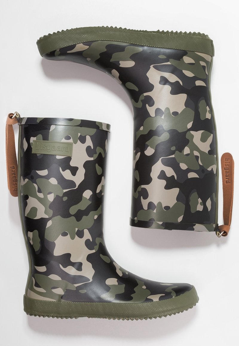 Camouflage rubber laarzen in groene en zwarte tinten, met een gestructureerde zool, ronde neus en een leren accent in bruin met logo.