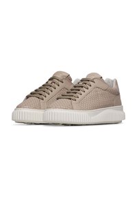 Baskets en cuir tressé beige avec une semelle blanche arrondie et des lacets assortis. Présente un design texturé et un col rembourré pour le confort.