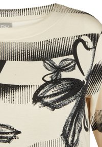 Weißes Oberteil mit schwarzen abstrakten Mustern, einschließlich floralem Design und Streifen, aus glattem Material und mit kurzen Ärmeln.