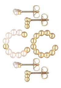 Gold- und Perlenohrringe: zwei Paare von Creolen mit abwechselnden goldenen Perlen und Perlenakzenten; ein Paar hat ein Steckerdesign.