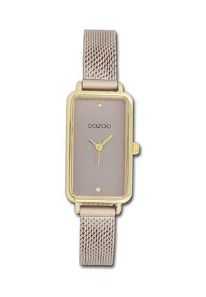 Montre rectangulaire pour femmes avec un boîtier en métal doré, un cadran gris texturé et des aiguilles dorées. Elle est dotée d'un bracelet en métal maillé gris.