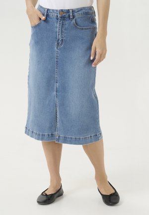 Lichte blauwe denim midi-rok met een rechte snit, voorzakken en contrasterende stiksels. Afgewerkt met een ruwe zoom.