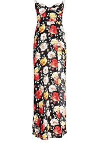 Robe maxi noire à motif floral avec un corsage ajusté, des bretelles spaghetti et une jupe fluide. Présente des roses vibrantes rouges, jaunes et blanches. Texture lisse.