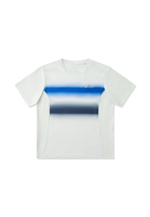 Chemise de sport blanche à manches courtes avec des rayures horizontales dégradées bleu et gris sur la poitrine et un petit logo sur le côté gauche.
