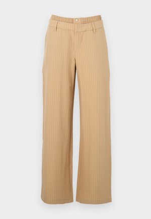 Beige bukser med nålestriber, elastik i taljen, bæltestropper, knaplukning og lige ben.