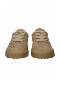 Pár béžových semišových tenisek s tlustými béžovými šňůrkami a gumovou podrážkou barvy gumy, pohled zepředu na bílém pozadí.