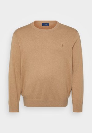 Suéter de cuello redondo beige hecho de una tela suave, con un cuello y puños acanalados, y un pequeño logo bordado en el pecho.