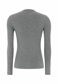 Šedé tričko s dlouhým rukávem z měkké, elastické tkaniny, s kulatým výstřihem a přiléhavým střihem. Bez viditelných vzorů nebo ozdob.