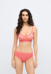 Ροζ δαντελένιο σουτιέν bralette με ρυθμιζόμενες τιράντες και ταιριαστά σλιπ ψηλόμεσα με διακριτικό ριμπ μοτίβο, κατασκευασμένα από μαλακό ελαστικό ύφασμα.