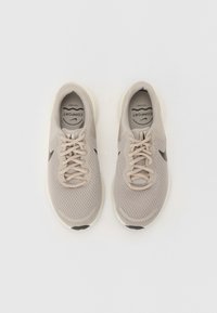 Nike Performance REVOLUTION 7 - Väglöparskor - college grey/black/phantom/mink/brown
