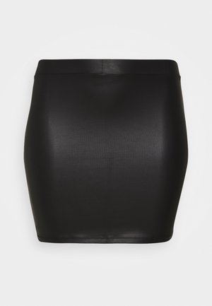 Mini-jupe taille haute en similicuir noir avec une finition lisse et une ceinture simple sur fond blanc.