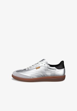Sneaker aus silbernem Leder mit niedrigem Profil, weißen Schnürsenkeln, schwarzem Fersenrand und brauner Gummisohle, Seitenansicht.