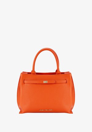 Sac à main en cuir orange avec une finition texturée, forme rectangulaire, deux poignées courtes et un détail de fermeture doré. Nom de la marque sur le devant.