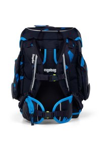 Sac à dos ergonomique bleu marine avec des accents bleus vifs, bretelles réglables, dos rembourré et plusieurs compartiments. Équipé de bandes réfléchissantes et de quincaillerie.