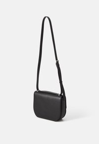 Borsa a tracolla in pelle nera con una texture liscia, forma rettangolare, tracolla regolabile e dettagli in metallo argentato.