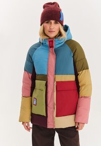 Barevná prošívaná bunda s kombinací modrých, růžových, zelených, bordó a béžových panelů. Obsahuje dvě přední kapsy a kapuci.