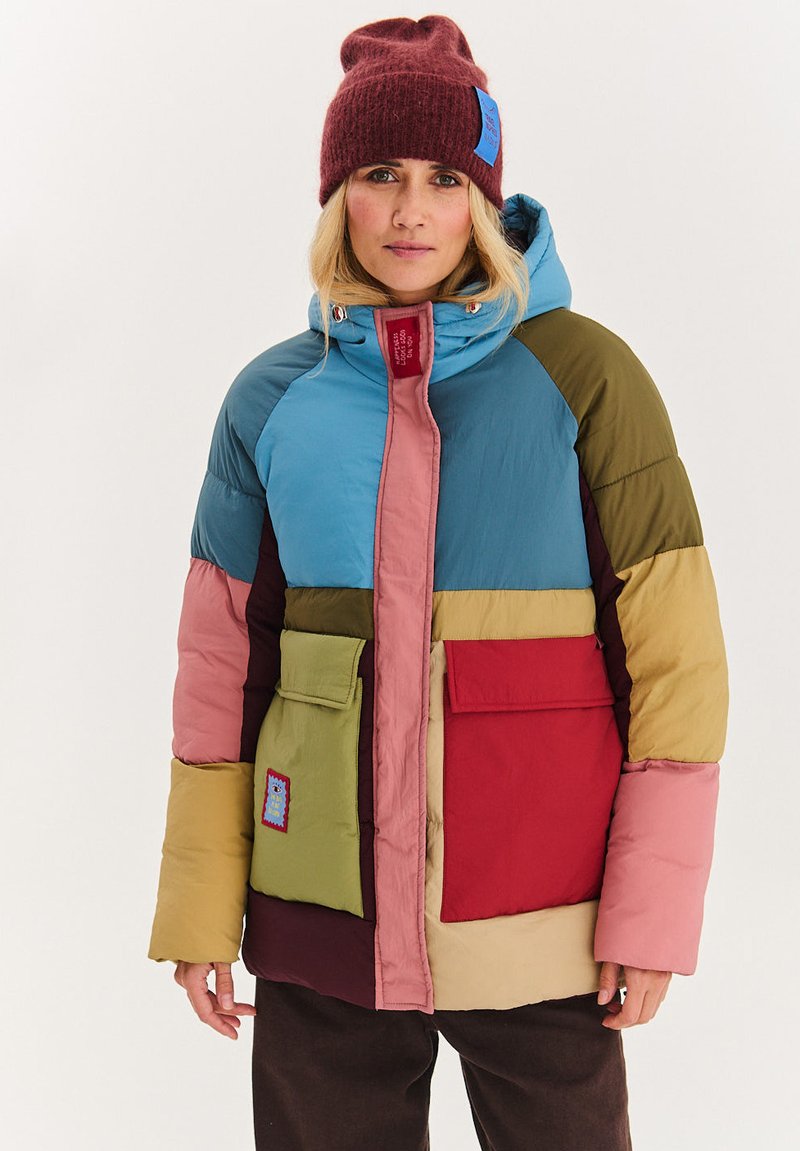 Barevná prošívaná bunda s kombinací modrých, růžových, zelených, bordó a béžových panelů. Obsahuje dvě přední kapsy a kapuci.