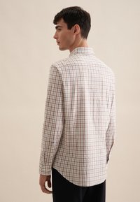 Camicia da uomo a quadrati in beige chiaro e marrone, con colletto classico, polsini con bottone e orlo dritto. Tessuto in cotone con una texture liscia.