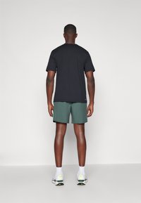 Nike Performance CHALLENGER SHORT - Sportiniai šortai - vintage green/bicoastal/black/silver