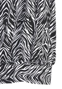 Zwart-wit zebra print stof met golvende lijnen, voorzien van een gathered zoom aan de onderkant. Gelaagde oppervlakt met contrasterende kleuren en patronen.