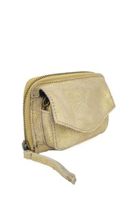 Portefeuille métallique doré en cuir texturé avec une fermeture éclair, un rabat avant et une lanière de poignet. Présente des détails de couture le long des bords.