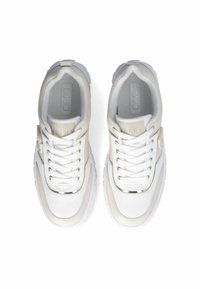 Sneaker bianchi con tomaia in pelle liscia, accenti beige, punta rotonda e suola in gomma testurizzata. Presentano lacci piatti e etichette con logo.
