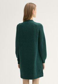Abito maglione verde in maglia con texture a coste, maniche lunghe e vestibilità comoda, con scollatura rotonda e polsini e orlo a coste.
