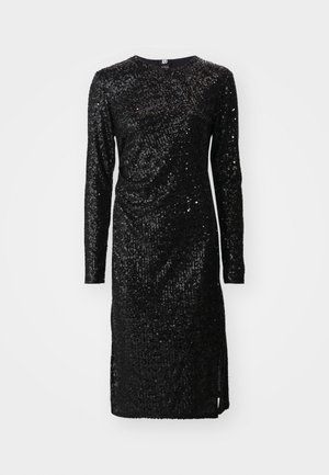Vestido negro de lentejuelas con mangas largas, que presenta un escote redondo, un diseño ligeramente drapeado y una abertura en un lado para facilitar el movimiento.