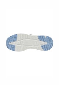 Suola della scarpa con una base bianca e accenti azzurri chiari. Presenta pattern testurizzati per la presa e la stabilità, con un design elegante e aerodinamico.