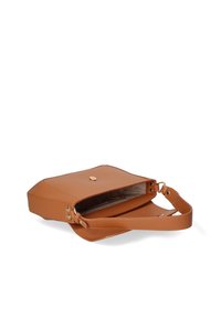 Borsa a tracolla in pelle marrone chiaro con chiusura a clic magnetico, forma rettangolare, accessori in oro e tracolla regolabile. L'interno è foderato.