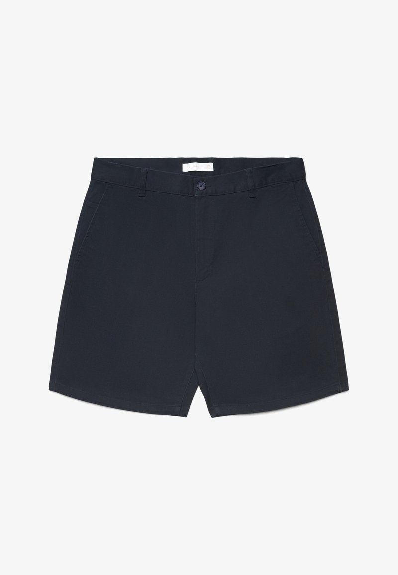 Marineblaue Herrenshorts in Freizeitoptik mit Knopf- und Reißverschluss, Gürtelschlaufen und Seitentaschen, flach auf weißem Hintergrund liegend.