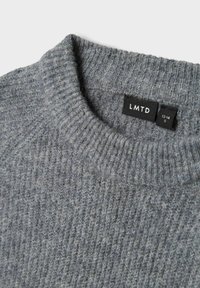 Grau gestrickter Pullover mit einer gerippten Textur und Rundhalsausschnitt. Hat ein Etikett mit "LMTD" und der Größe "13-14 S", das am Kragen angebracht ist.