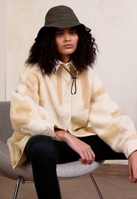 Marks & Spencer JEGGINGS - Calças de ganga de corte skinny - dark green