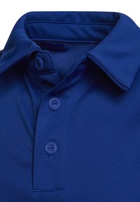 Polo shirt blu navy realizzato in un tessuto morbido, con colletto aperto, pattina con tre bottoni in tinta e dettagli di cucitura sottili.