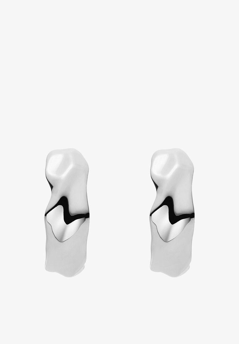 Des boucles d'oreilles sculpturales en argent présentent une forme organique et abstraite avec une finition brillante. Des courbes lisses et une surface réfléchissante mettent en valeur leur design.