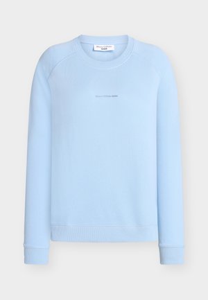 Világoskék pulóver kerek nyakkivágással, bordázott mandzsettákkal és szegéllyel. Középen finom logóval díszítve. Puha anyagból készült.