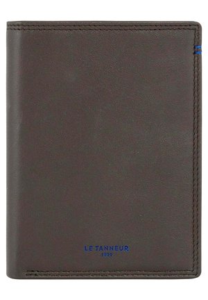 Braune Lederbörse mit strukturierten Oberflächen, blauen Akzentnähten und geprägtem Text am unteren Rand. Kompakte rechteckige Form.