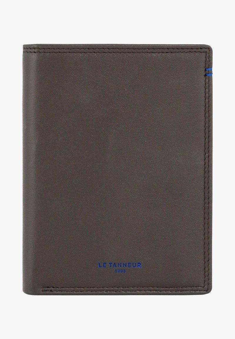 Portafoglio in pelle marrone con superficie texture, cuciture di accento blu e testo in rilievo nella parte inferiore. Forma rettangolare compatta.