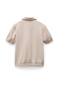 Lyhythihainen beige poolopaita, joka on valmistettu sileästä kankaasta. Klassinen kaulus ja ribbitetyt hihansuut. Suora helma ja minimalistinen muotoilu.