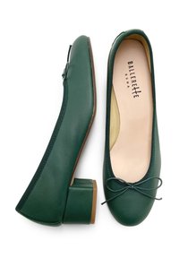 Ballerines en cuir vert avec un embout arrondi, petit talon carré et accent nœud. L'intérieur présente un doux revêtement beige et un marquage.