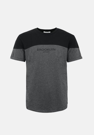 Rövid ujjú, kerek nyakú póló fekete felsőrésszel és sötétszürke alsó résszel, a mellrészen „BROOKLYN NEW YORK” felirattal.