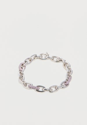 Sølvkædearmbånd med store led og tre led indlagt med små lyserøde krystaller, vist på en ensartet hvid baggrund.