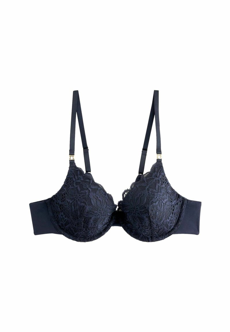 Soutien-gorge en dentelle noire avec des coques rembourrées, des bretelles réglables et une bande sous poitrine lisse. Les détails en dentelle sont bien visibles sur les coques avec des bords festonnés.