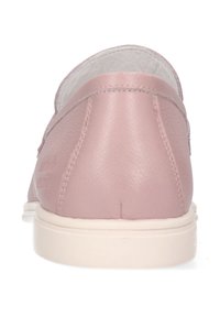 Scarpa in pelle rosa con una texture liscia, design a profilo basso e suola in gomma bianca. Presenta un tacco arrotondato e dettagli di cuciture minime.