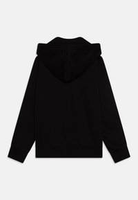 Sudadera con capucha negra de tela suave; cuenta con mangas largas, un bolsillo delantero y un dobladillo acanalado. El diseño es minimalista y sin costuras.
