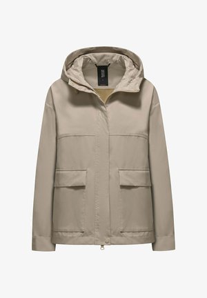 Giacca beige con cappuccio, chiusura frontale con cerniera e bottoni a pressione, e due grandi tasche con patta su uno sfondo uniforme.