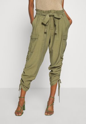 Olijfgroene cargobroek met een trekkoord in de taille, aangesloten zoom, zijzakken en kwastaccenten. Zachte stof met een ontspannen pasvorm.