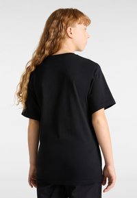 Zwarte katoenen T-shirt met korte mouwen, ronde hals en een ontspannen pasvorm. Eenvoudig ontwerp zonder zichtbare patronen of accenten.