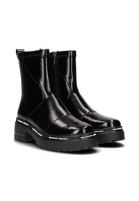 Czarne lakierowane botki za kostkę z grubą podeszwą, bocznym zamkiem błyskawicznym oraz kontrastowym białym logo na podeszwie. Gładka, lśniąca tekstura.